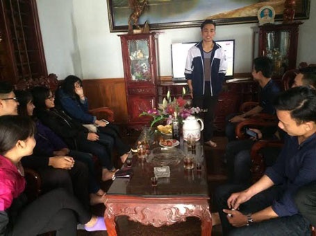 Gặp cậu học trò đoạt giải Nhất toàn quốc về sáng tạo khoa học kỹ thuật - 2 Bạn bè và thầy cô đến chia sẻ niềm vui với Hùng