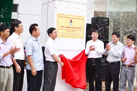 
Tháng 7/2014, mặt tiền của tòa nhà từng được nhà thầu Công ty Xây lắp 3 tô son để Tổng liên đoàn Lao động Việt Nam gắn biển Công trình chào mừng 85 năm ngày thành lập Công đoàn Việt Nam”. Sau lễ gắn biển, công trình dậm chân tại chỗ đến bây giờ.
