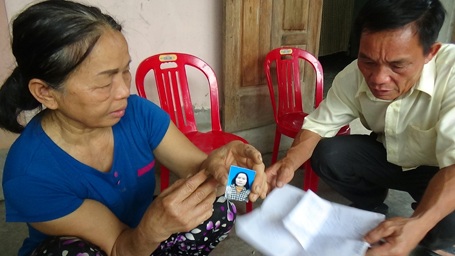 Vợ chồng ông Niêm, bà Nhân chỉ tấm ảnh đứa con gái đầu, chị Nguyễn Thị Thủy, SN 1982, bị chứng bệnh thần kinh thường xuyên bỏ nhà ra đi. Mỗi lần con bỏ đi là ông bà đứt ruột, lo lắng cho tính mạng của con.