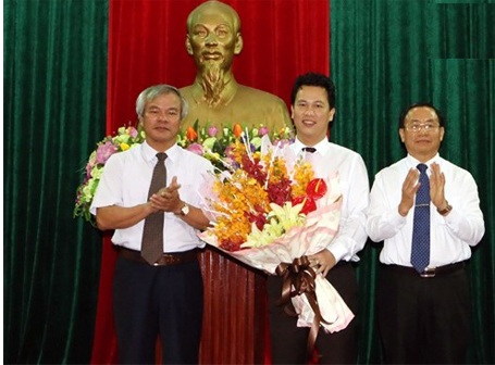 Ứng viên Chủ tịch tỉnh trẻ nhất nước được bầu làm Phó Bí thư Tỉnh ủy Hà Tĩnh - 1 Ông Đặng Quốc Khánh nhận hoa chúc mừng từ lãnh đạo Tỉnh ủy Hà Tĩnh.