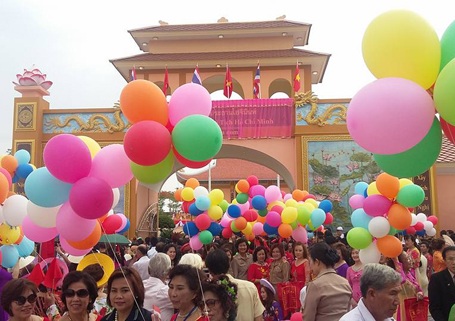 Khánh thành Khu tưởng niệm Bác Hồ tại Thái Lan - 4 Đông đảo bà con Việt Kiều cùng nhân dân Thái Lan đến tham dự buổi lễ khánh thành. (Ảnh do Thạc sĩ Bùi Ngọc Anh. Giảng viên ĐH Hà Tĩnh cung cấp)