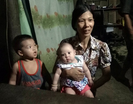 Trao hơn 81 triệu đồng đến bé gái 3 tháng tuổi bị bỏ rơi - 2 Bé Mai Khôi đáng yêu trong vòng tay của chị Lý, người phụ nữ nghèo nhưng giàu lòng nhân hậu.