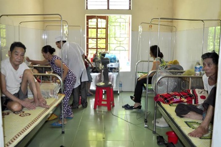 Bệnh nhân trốn nóng, bệnh viện vắng hoe - 15 Trong các phòng bệnh thì những chiếc quạt người nhà tự mang đến không thể thiếu trong thời tiết nóng nực, oi bức như thế này.