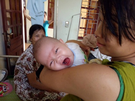 Trao hơn 81 triệu đồng đến bé gái 3 tháng tuổi bị bỏ rơi - 1 Bé Mai Khôi những ngày còn nằm viện vì chứng viêm phổi. Sau khi hoàn cảnh của bé được Dân trí đăng tải, nhiều bạn đọc đã quan tâm, hỗ trợ bé.