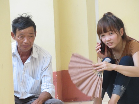 Thi thoảng chỉ có một vài người nhà ngồi đợi để vào thăm bệnh nhân trước giờ nghỉ trưa.