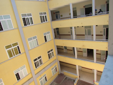 
Người nhà của bệnh nhân đứng ngoài phòng bệnh cũng rất ít.
