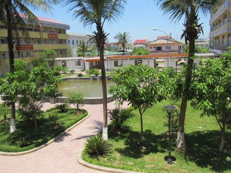 Khoảng 11h trưa thời điểm người nhà và bệnh nhân trong Bệnh viện ĐK Hà Tĩnh thường đi ăn. Tuy nhiên, ở trong khuôn viên này rất hiếm người qua lại.