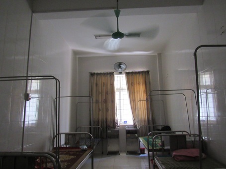 Hệ thống chống nóng ở Bệnh viện ĐK hà tĩnh cũng được trang bị khá đầy đủ từ quạt trần, quạt treo tường, ri đô che nắng...