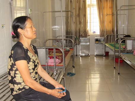 Bệnh nhân Lê Thị Nga (Can Lộc, Hà Tĩnh) cho biết, mấy ngày nay cùng phòng bệnh với bà có mấy người. Do nắng quá nên để tiện cho người nhà và bệnh nhân họ xin ra viện để về nhà trốn nắng.