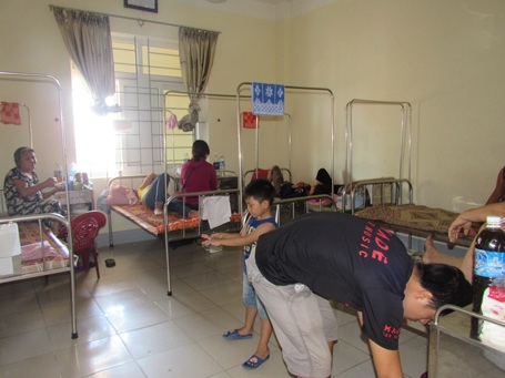 Đa số các bệnh nhân và người nhà đều ở trong phòng để trốn cái nắng rát bỏng, hầng hực phả vào người.