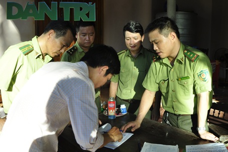 Lực lượng kiểm lâm lập biên bản về hành vi nuôi nhốt cá thể voọc trái phép của gia đình ông phạm Văn Hùng.