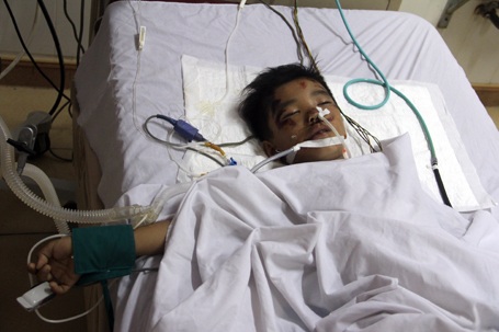 Bé Mạnh bị chấn thương sọ não, sống hôn mê, bất tĩnh gần một tháng nay.