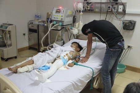 Anh Hường, bố bé thông tin, bé Mạnh vừa được các bác sỹ tại Bệnh viện Việt Đức mổ ghép nối, cố định xương chậu vào trưa ngày 6/7.