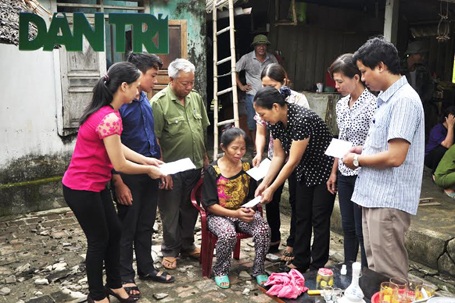 Sét đánh cháy nhà dân, người ngất lịm - 2 Các cơ quan đoàn thể đến động viên hỗ trợ bà Ái