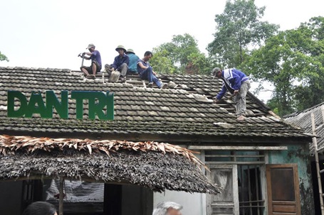 Sét đánh cháy nhà dân, người ngất lịm - 1 Người dân xã Sơn Trường đang giúp bà Ái sửa lại mái nhà bị sét đánh hỏng.