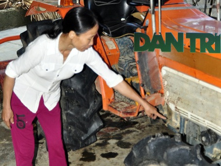 Vụ côn đồ truy sát dân vì xâm phạm lãnh địa cày cấy: Vì sao chưa khởi tố vụ án? - 2
Vợ anh Quang chưa hết bàng hoàng, chỉ tay vào chiếc máy cày dính đầy máu của chồng khi bị các đối tượng truy sát.
