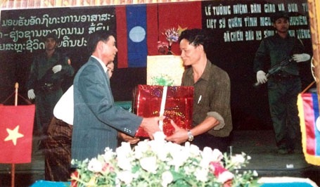 Người lính trở về từ Lào sau 40 năm làm “liệt sĩ” - 2
Ông Khăm Mừng (trái), người cung cấp thông tin về cựu chiến binh Đặng Úy cho Trung tá Đậu Văn Sáu (phải).