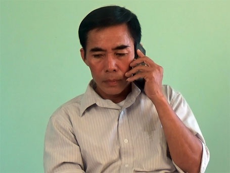 Nước mắt ngậm ngùi của vợ liệt sỹ trót tin vào lời hứa từ cán bộ xã - 7
Ông Trần Văn Phụ gọi điện cho ông Long, vị chủ tịch MTTQ xã đã nghỉ hưu để hỏi về ngôi nhà xây của bà Hòa.