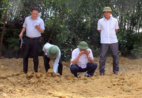 Vụ chôn chất thải của Formosa: San gạt hiện trường, lấp liếm sai phạm? - 5 Ông Võ Tá Đinh cầm một vật thể lấy từ chất thải kiểm tra mùi. Sau đó ông khẳng định, chất thải có mùi rất khó chịu.