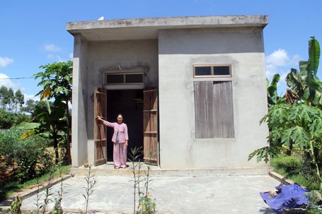 Vụ vợ liệt sĩ khốn khổ vì trót tin xã: Làm thế là có tội với dân! - 1
Ốm yếu, già cả, nhưng bà Trương Thị Hòa đang phải oằn lưng trả nợ vì trót tin vào lời quan xã Bà cứ mạnh dạn vay mượn mà làm nhà đi, làm rồi rồi sẽ có tiền hỗ trợ.