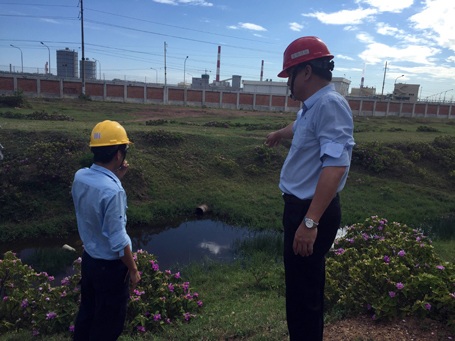 
Cán bộ Sở Tài nguyên - Môi trường tỉnh Hà Tĩnh cùng đại diện Công ty Hưng nghiệp Fomosa Hà Tĩnh kiểm tra miệng đường ống xả thải chưa được bịt kín khiến người dân tại Vũng Áng bất an.
