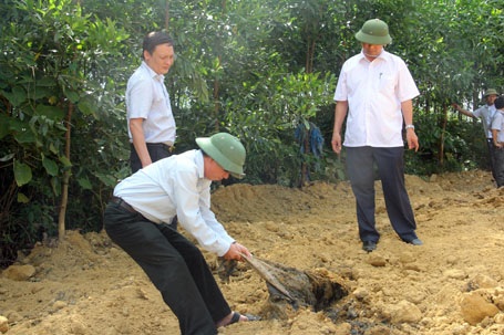
Đoàn kiểm tra tới hiện trường chôn lấp chất thải của Formosa trên đất liền.
