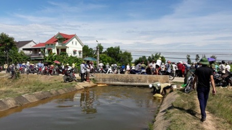 Rõ danh tính xác nam thanh niên bị chém ngang đầu nổi trên kênh thủy lợi - 1 Hiện trường phát hiện thi thể nam thanh niên
