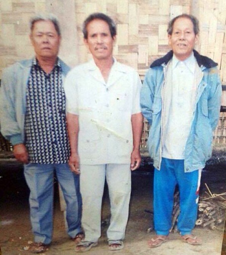 Người lính trở về từ Lào sau 40 năm làm “liệt sĩ” - 4 Ông Đặng Uy (ngoài cùng bên phải) bên hai anh trai của mình là ông Đặng Văn Ngữ và Đặng Quốc Trị chụp ảnh chung ở xóm Lèo, xã Tân Thịnh, huyện Lạng Giang, tỉnh Bắc Giang sau hơn 40 năm xa cách.