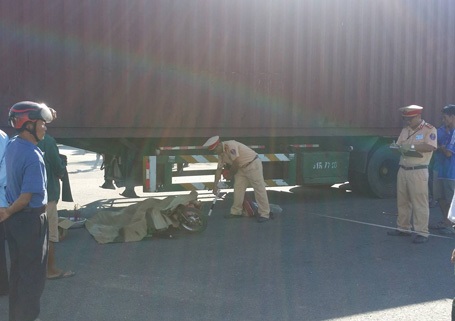 Xe container tông xe đạp điện, 2 cụ già thương vong - 1 Hiện trường vụ tai nạn thương tâm