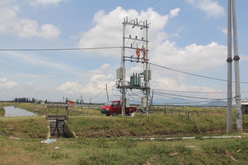 
Cả hai trạm biến áp của công trình cấp điện cho khu nuôi trồng thủy sản của Thạch Bàn vốn được chủ đầu tư đem cho mượn suốt hai năm qua liên tục xảy ra sự cố chập cháy.
