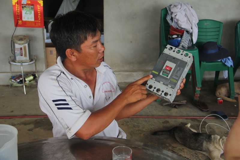 Ông Nguyễn Phi Thắng – Giám đốc HTX nuôi trồng thủy sản Diêm Hải, cho biết, 2 năm nay ông và người dân nuôi trồng thủy sản ở Thạch Bàn phải bỏ tiền để sửa chữa công trình điện cho chủ đầu tư.