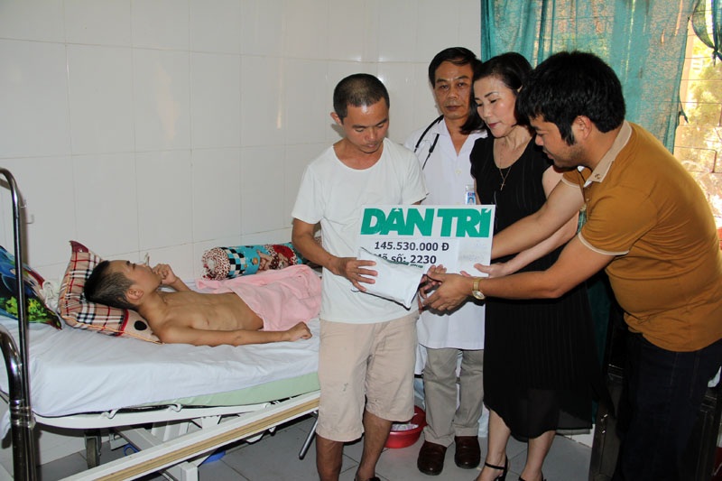 Hơn 145 triệu đồng đến với bé Quốc Anh - 2 PV Dân trí cùng lãnh đạo Bệnh viện điều dưỡng Hà Nội trao số tiền 145,530,000 đồng cho anh Lộc, bố cháu Quang Anh.