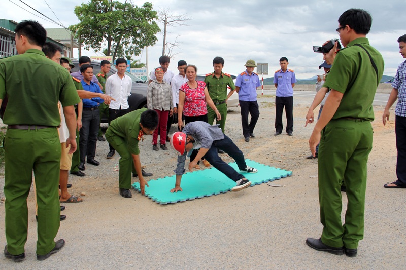 Hình ảnh hiện trường dựng lại nghi án tài xế cố tình cán chết nam sinh - 3
Bà Hòa (áo đỏ) là 1 trong số các nhân chứng có mặt tại buổi dựng lại hiện trường vụ tai nạn.