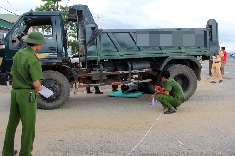 Hình ảnh hiện trường dựng lại nghi án tài xế cố tình cán chết nam sinh - 6
Theo lời khai của các nhân chứng, thời điểm này tài xế nhảy xuống xe nhìn thấy nạn nhân nằm dưới gầm, vẫn còn sống, vẫy tay kêu cứu, nhưng tài xế vẫn cố tình nhảy lên xe lái về phía trước, gây ra cái chết cho nạn nhân.