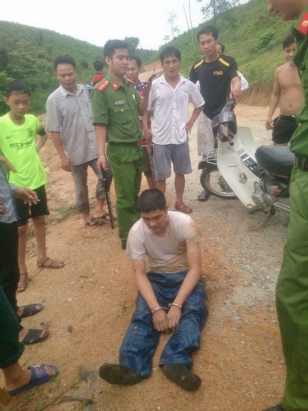 Dân làng vây bắt 2 "cẩu tặc" trốn trong rừng sâu - 1 Một trong hai đối tượng trộm chó bị bắt giữ