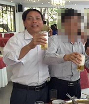 Cả xã ngóng tin xử lý Bí thư xã đánh bạc trong giờ hành chính - 1
Ông Phạm Văn Nội - Bí thư Đảng ủy xã Phù Lưu (bên trái) - bị Công an huyện Lộc Hà bắt quả tang khi đang đánh bạc.