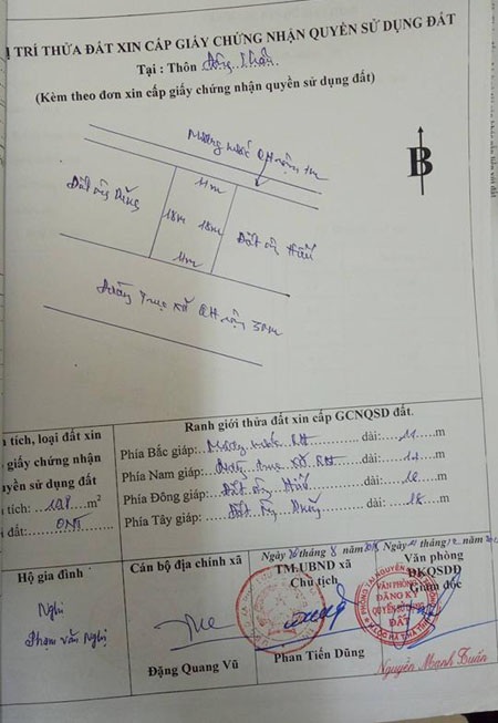 Xôn xao chuyện những hộ “nghèo rớt” bỗng dưng sở hữu “đất vàng” - 6
... và giấy chứng nhận quyền sử dụng đất của gia đình anh Nghị tại Phòng TN&MT huyện Lộc Hà. Tuy nhiên, chữ ký của anh Nghị trong đơn và giấy chứng nhận quyền sử dụng đất nhìn khác nhau hoàn toàn.