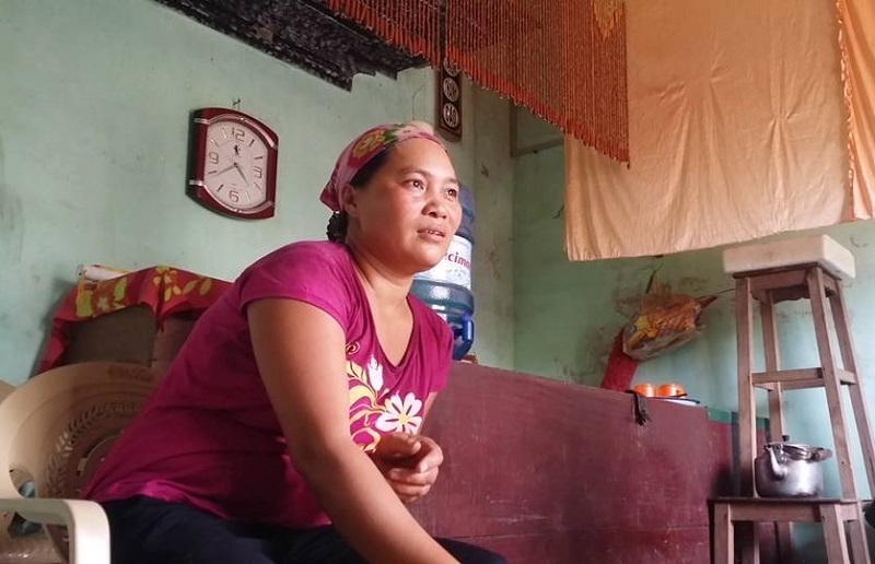 Xôn xao chuyện những hộ “nghèo rớt” bỗng dưng sở hữu “đất vàng” - 4 Chị Thông kể về việc có một cán bộ xã đến mượn giấy tờ, sổ hộ khẩu nói là đi làm chế độ cho con chị.