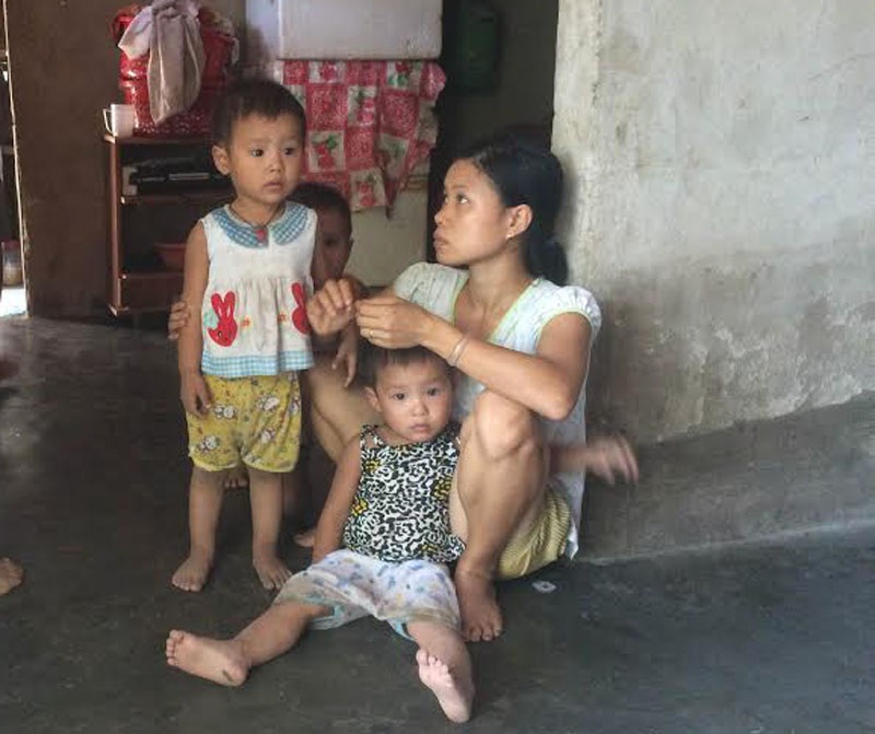 Xôn xao chuyện những hộ “nghèo rớt” bỗng dưng sở hữu “đất vàng” - 3
Chị Mến ngồi bệt bên 3 đứa con nhỏ nghe chúng tôi hỏi về việc gia đình có tiền mua đất ở mặt đường.