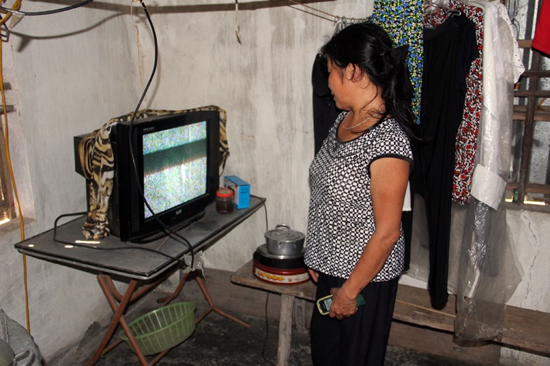 Người nghèo sở hữu “đất vàng”: Khóc sướt mướt vì mang tiếng “giả nghèo” - 3
Nhà chị Bơ có mỗi cái ti vi chập chờn như thế này là tài sản quý nhất.