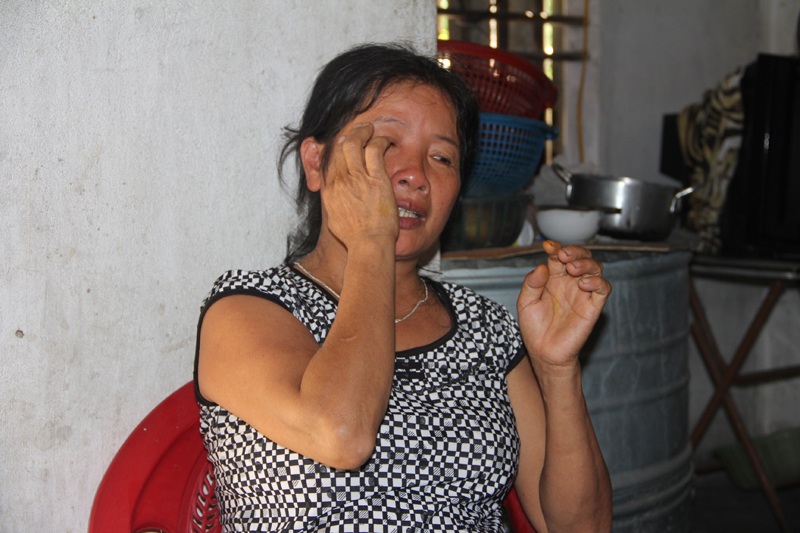 Người nghèo sở hữu “đất vàng”: Khóc sướt mướt vì mang tiếng “giả nghèo” - 6 Tận mắt chứng kiến tên mình có trong danh sách được xã làm hồ sơ cấp đất, chị Bơ liền bật khóc.