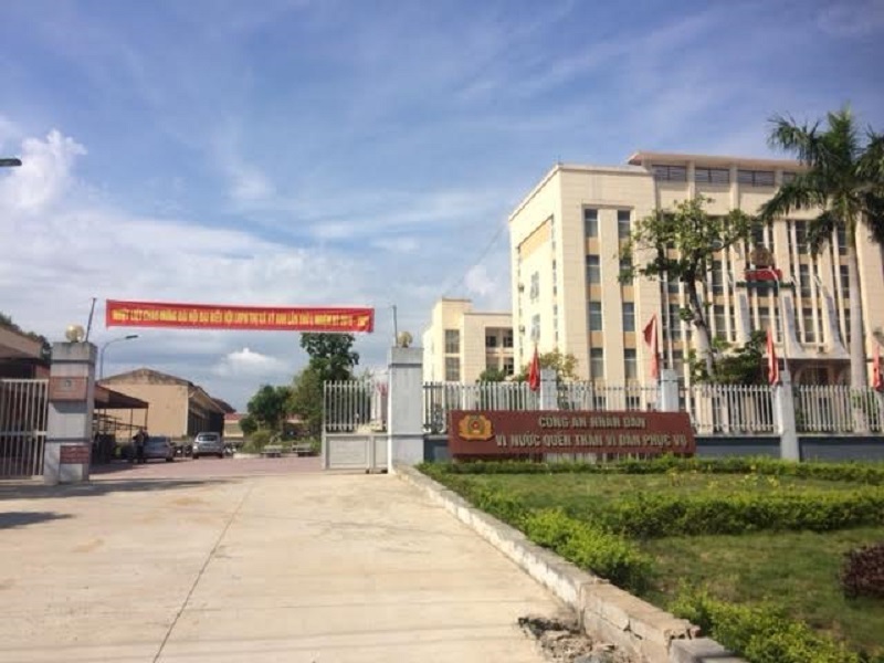 Tạm giữ 2 thanh tra giao thông "làm luật" doanh nghiệp - 1 Hai thanh tra Cục đường bộ bị đưa về trụ sở Công an thị xã Kỳ Anh tạm giữ.