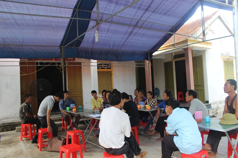 Nhiều anh em và bà con lối xóm đến chia sẻ nỗi đau với gia đình bà Tâm