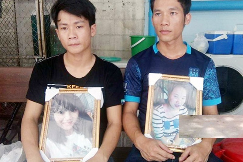 Hai lao động Hà Tĩnh bị tai nạn, tử vong ở Thái Lan - 1 Người thân ôm di ảnh hai nữ nạn nhân gặp nạn tại Thái Lan (ảnh: Văn Bảy)