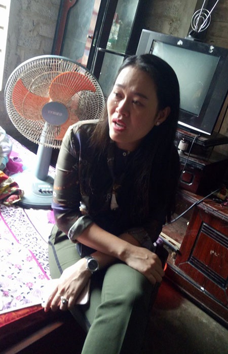 Bạn đọc Dân trí hỗ trợ toàn bộ tiền phẫu thuật chân cho bé Linh - 3 Những dòng nước mắt của chị Hương khi đến tận nơi chứng kiến hoàn cảnh của gia đình em Linh.