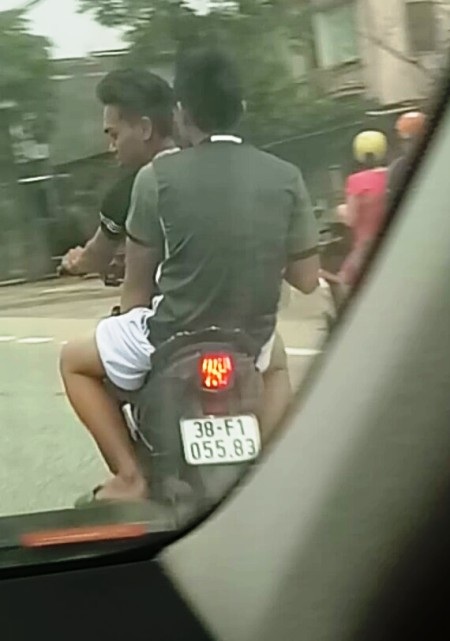 Phẫn nộ 2 thanh niên đầu trần lạng lách, dùng đá tấn công người đi đường - 1
Hai thanh niên đi xe máy BKS 38F1 - 055.83 liên tục lạng lách, đánh võng rất nguy hiểm trước mui xe anh Cường.