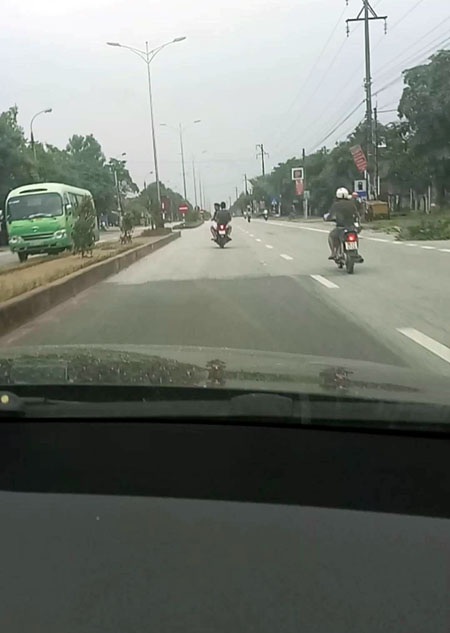 Phẫn nộ 2 thanh niên đầu trần lạng lách, dùng đá tấn công người đi đường - 2
Bị bám đuổi, hai thanh niên lại cho xe chạy vượt lên phía trước, quay đầu nhìn lại và tiếp tục hành vi nguy hiểm