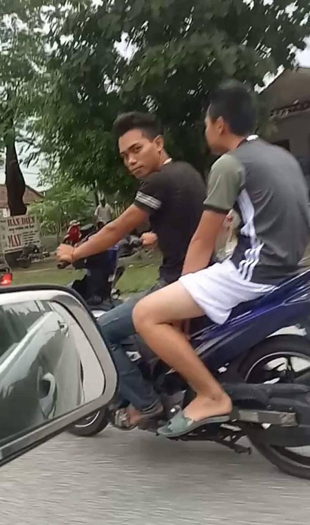 Phẫn nộ 2 thanh niên đầu trần lạng lách, dùng đá tấn công người đi đường - 5 Cận cảnh đối tượng thanh niên liên tục lạng lách, dùng đá tấn công xe của anh Cường.