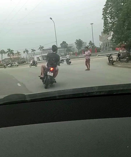 Phẫn nộ 2 thanh niên đầu trần lạng lách, dùng đá tấn công người đi đường - 4 Ngay sau khi âm thầm bám đuổi, dùng đá tấn công xe anh Cường, hai thanh niên đã bé lái ngược theo đường lên Ngã ba Đồng Lộc rồi mất hút.