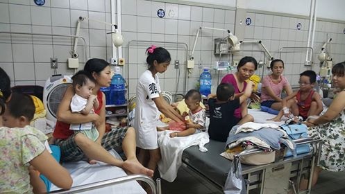 Nguyên nhân gây ra đau đầu và sốt nhẹ ở bé là do vi khuẩn hay virus?
